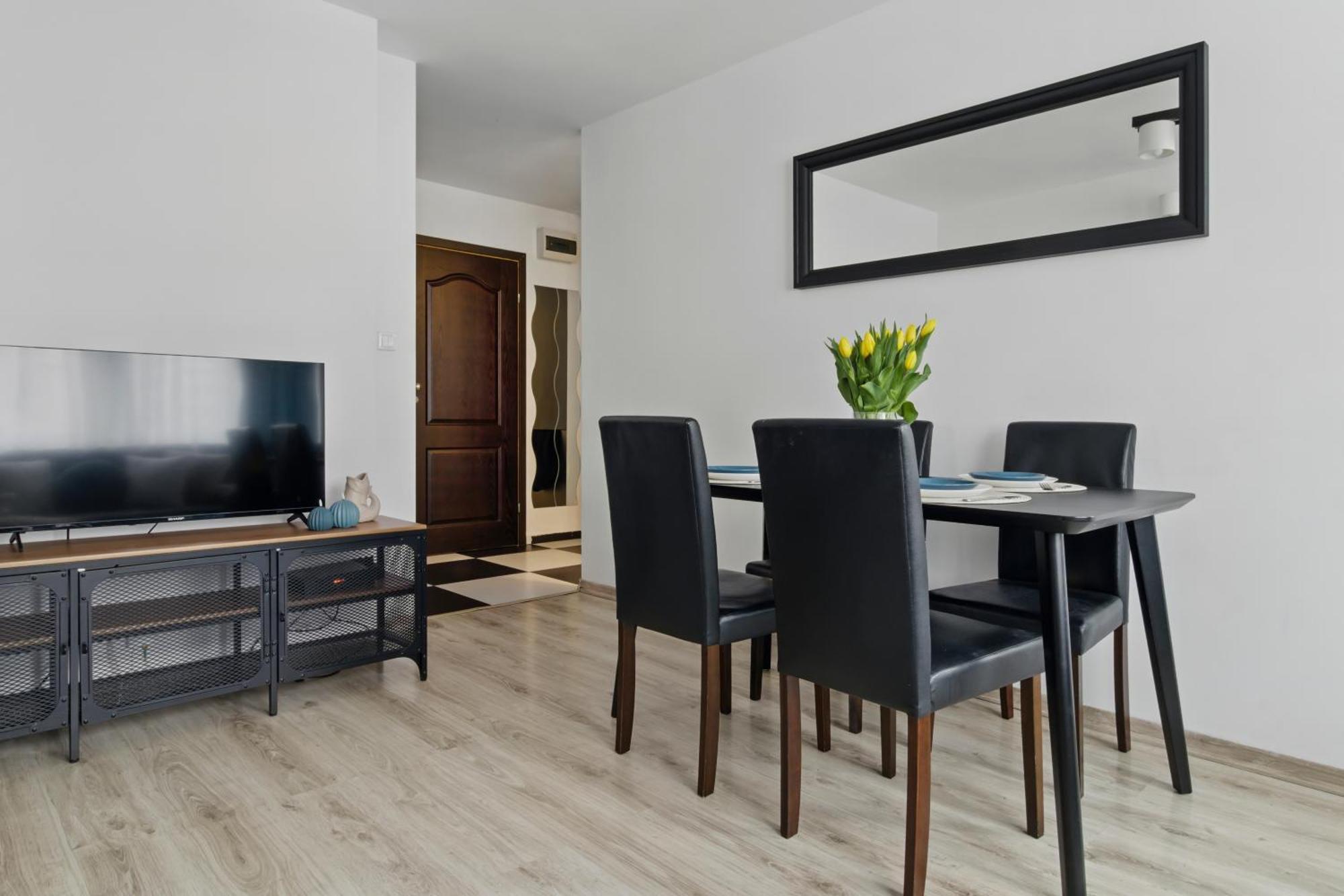 Riverside Retreat By Vistula 2br & Separate Living & Balcony In The Center Appartement Warschau