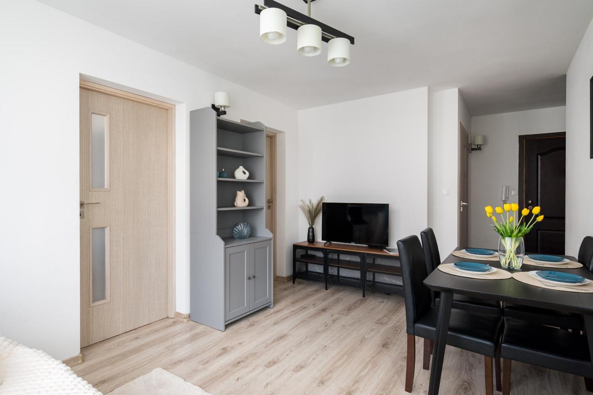 Riverside Retreat By Vistula 2br & Separate Living & Balcony In The Center * Warschau